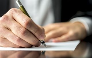 Escritor con una pluma estilográfica